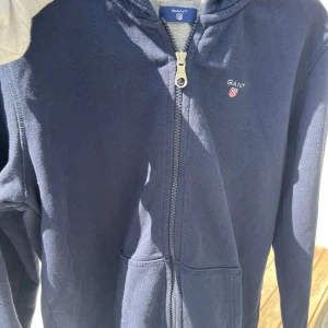 Gant luvtröja - Märkblå gant luvtröja i storlek 15 years/170 men passar xs-s. Jättefint skick