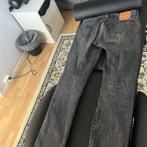 Svarta Levis jeans som inte används längre Stolek: W31 L34