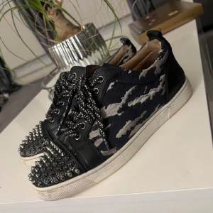 Christian Louboutins - Fetaste loubsen på marknaden!🤩Säljer nu mina riktigt feta och exklusiva loubs eftersom dom har börjat blir för små, skorna köptes för ungefär 2 år sedan. (Skick 9/10)