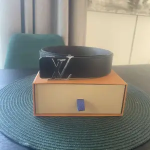 Jag säljer nu mitt LV Initials 35MM Reversible Belt 95cm som är väll använt men i väldigt bra skick | skick 10/10. Bältet är köpt i butik, kvitto, box, påse o dustbag följer med. Tveka inte på att skriva ifall ni har några frågor  