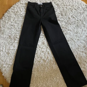 Zara jeans - Strl 34. Raka/high waist