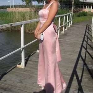 Balklänning - Balklänning i storlek 36. Jag som bär den är 172 cm lång och använder högklackat vid användning.  