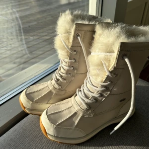 Uggs - säljer dessa waterproof Uggs🤍så söta och perfekta för vintern! endast använd ett fåtal gånger