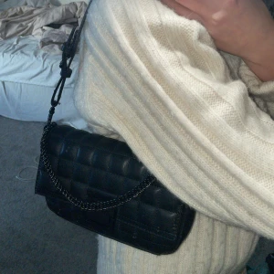 Söt handväska  - Säljer denna snygga väskan med två fack på insidan, skriv om ni har några frågar❤️