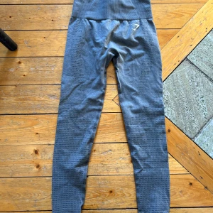 Gymshark träningstights - Fina träningstights från Gymshark vital seamless 2.0. Lite noppriga på vissa ställen men känns mer än det syns. Lite sprucket vid märkena men inte mycket.