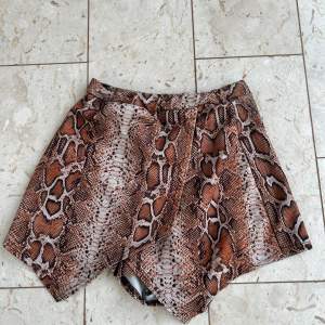 Säljer denna jättesöta shorts/kjolen från PLT! 🥰