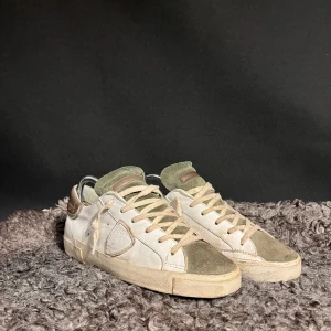 Philippe Model  - Tjena! Vi säljer nu dessa ass feta och unika Philippe Model skor!! Skick 7,5/10. Storlek 39 men passar upp emot 40. Box, dustbag, kvitto och och köplappar finns!🤩 hör av er om frågor eller funderingar mvh west supply🤩