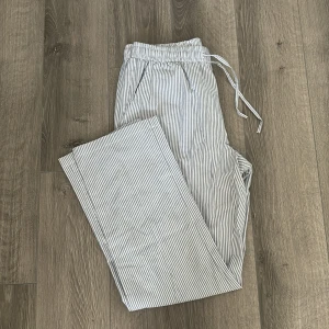 Randiga byxor - Sååå fina byxor men har tyvärr inte kommit till användning, perfekt till sommaren 😻😻