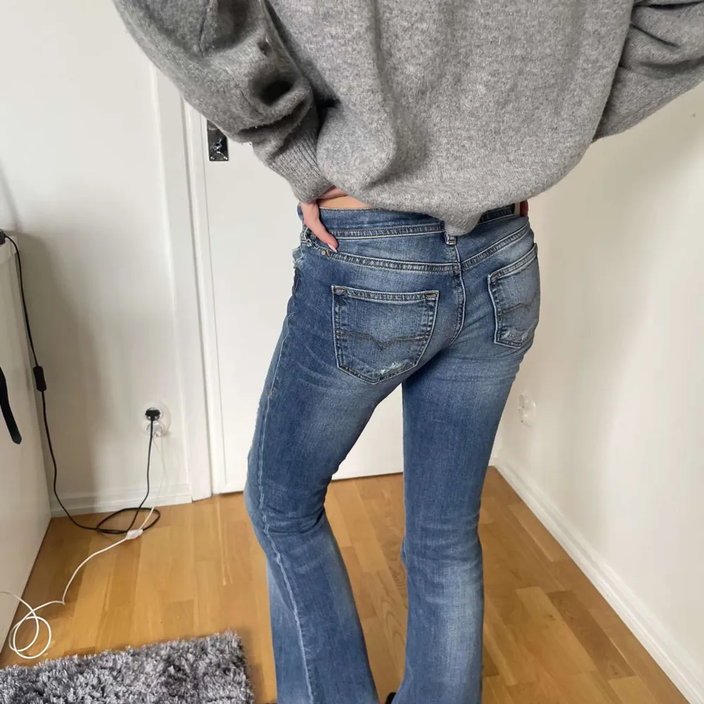 jätte snygga lågmidjade diesel jeans!💗 midjemått 36 & innerbenslängden 77cm går jätte bra att trycka på köp nu!!💞💞. Jeans & Byxor.