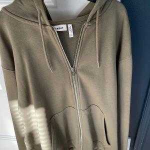 Weekday - Säljer nu min Weekday zip hoddie, då jag aldrig använder den. Bara att höra av sig vid frågor.