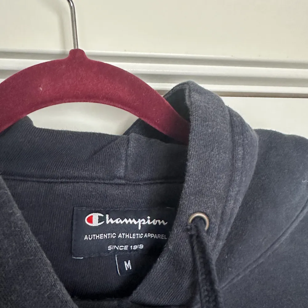 Snygg marinblå vintage hoodie från champion. Storlek M men skulle säga att den är mycket mindre i storleken och passar mer en XS. . Hoodies.