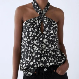 Halterneck topp zara - Säljer denna snygga zara topp då den ej kommit till användning. Köpt på sellpy i mycket bra skick men jag har aldrig använt den och inte tagit av prislappen! Storlek S❤️🫶🏼