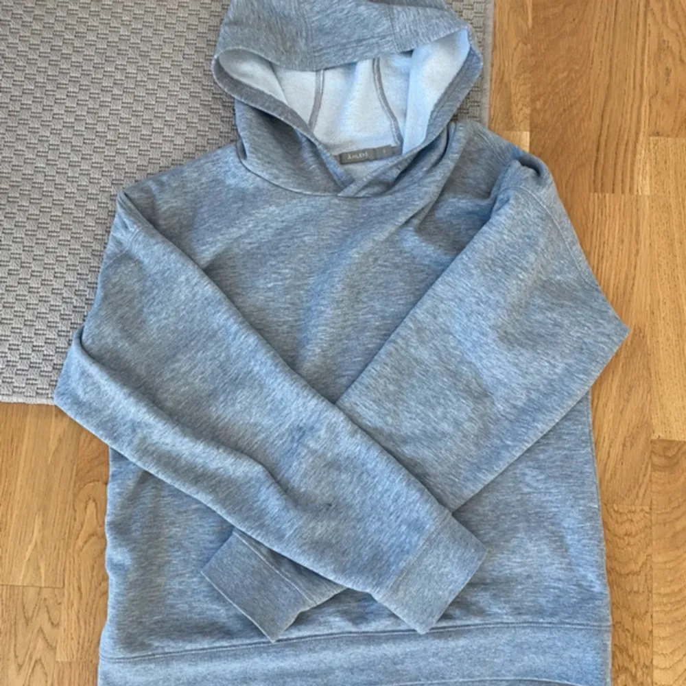 Säljer min jättefina hoodie i storlek S, bara används hemma, gosig. Köptes för 500, säljer för 120. Hoodies.