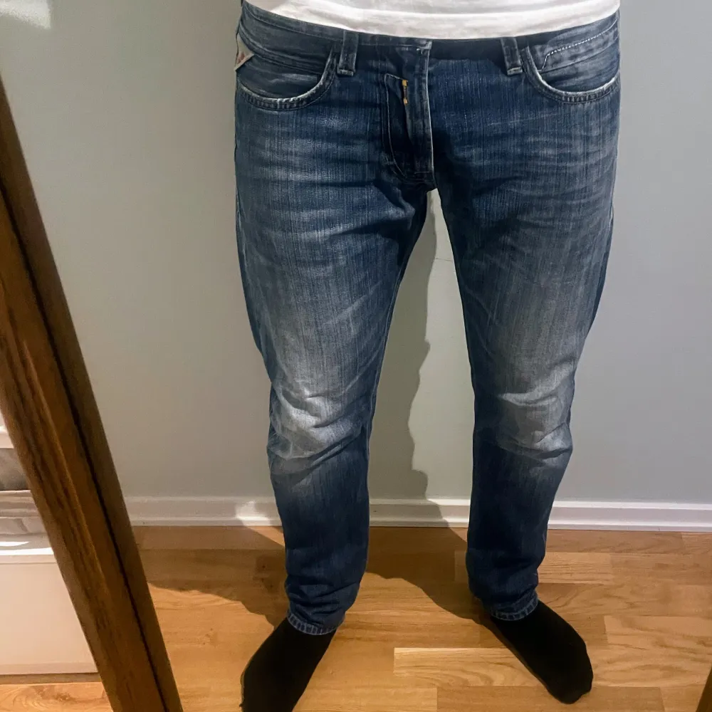 Jätte trendiga och snygga replay jeans, är som nyskick men har en liten mindre deffekt längst ner. Nypris: 1500kr. Mitt pris: 380. Om du har någon fundering eller vill ha flera bilder, skriv direkt!. Jeans & Byxor.