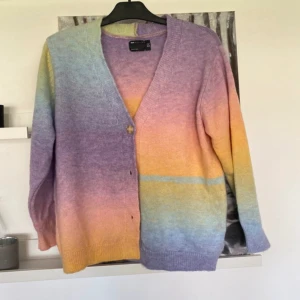 Stickad kofta - Fint skick dock vet jag ej om en tråd är påväg upp eller om den såg ut så vid köp. Går säkert att dra tillbaka. 