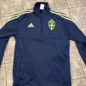 SvFF träningströja - Säljer nu min SvFF träningströja då den aldrig används längre.Skicket är 7/10 och har lite tecken på användning. 