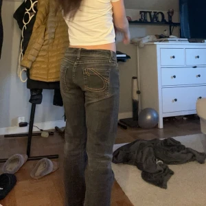Lowrise boot  - Säljer dessa jätte fina lowrise/lowaist bootcut jeansen i storlek 28, dom är begagnande men är i super bra skick och jätte sköna att ha på sig! Är osäker på midjemåttet.. men passar mig i längden jätte bra (är 160cm) Kontakta för frågor!