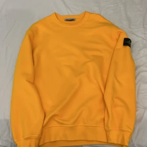 Stone Island tröja - Tjenare! Säljer nu denna tröja då jag aldrig har använt den då den inte var min smak på färg. Ny pris är 2600 kr mitt pris 1300kr