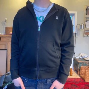 Ralph lauren zip - Säljer nu denna as feta zip up hoodie från Ralph lauren  Skicket är fint bortsett från fickan som man ser på bild 2  Jag är 173 cm o väger 67 kilo  Tar även trades 