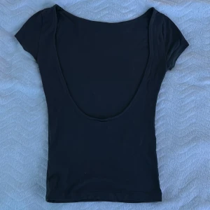 Grå tröja från gina - Grå tröja med öppen rygg, super snygg men kommer inte till användning längre. Använd några gånger men i väldigt fint skick💗