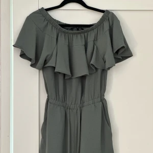 Grön byxdress från VeroModa - Byxdress från VeroModa i storlek S🌵 Perfekt att ha inför sommaren! Byxdressen är i bra skick. Kan lösa mer bilder på den om det skulle behövas! Var tvungen att lägga den i kategorin klänning men det är alltså en byxdress!