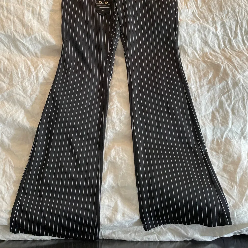 Ett par pinstripe byxor i bootcut med bältesdetalkj från shein i stl xs. Jättefint skick. Knappt använda då de är för små. Har passat mig som är 171 cm lång. Tack för titten! Skicka gärna meddelande vid frågor.. Jeans & Byxor.