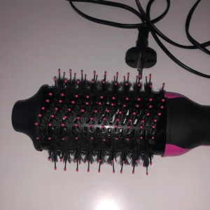 Revlon PRO varmluftsborste  - Jag har använt den ca 5 gånger, men insåg snabbt att jag inte har orken att styla mitt hår (har världens tjockaste och längsta hår). Teknisk info: Motor 800 watt, vikt 0.99kg, 3 temperaturinställningar och 2 hastigheter.