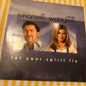 Jan johnsen och Pernilla Wahlgren. Bra skick och har inga fel på sig. Jag tar Swish eller klicka på köp nu via appen 
