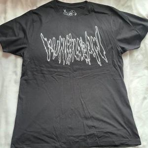 Yung lean metal logo glitter t-shirt  - Har denna feta t-shirt från yungleangear som tyvärr är för stor på mig, strl. 2XL