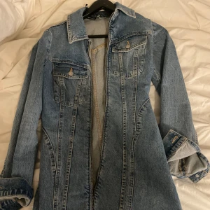 Jeans klänning zara - Skit snygg, inte använd mycket!