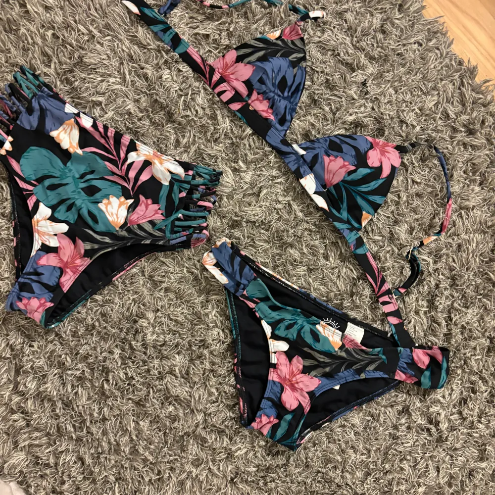 super söt bikini från hollister!!🥰 den kommer inte till användning för mig därför jag säljer den🩷 hör av dig för intresse och frågor🩷. Övrigt.