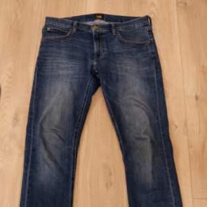 Säljer mina Lee jeans, väldigt lite använda. Storlek: W31 L34. Inga skador m.m, om du vill ha fler bilder eller har en fråga skriv gärna. 