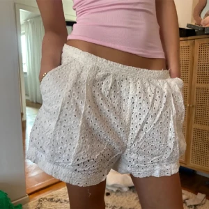 Vita shorts spets ish - Första 2 bilderna är inte mina! Men det är samma shorts bara annan storlek 😊 Kan ej skicka bild med dem på men kan skicka närmare bilder av.