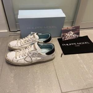 Philippemodel  - Säljer ni dessa vita/svarta philippemodel skor i storlek 45 och bra skick. Har dessa och några andra par med begränsat med box o dustbag så det är först till kvarn för att få med, skriv för fler bilder/frågor🙌🏼