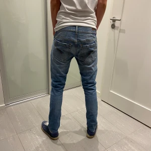 Dondup jeans George  - Säljer nu dessa blåa dondup George jeans i storlek 32 och väldigt bra skick, skriv för fler bilder/frågor🙌🏼