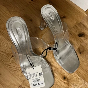 Klackskor  - Helt nya klackskor från Zara storlek 39. Säljs för 300 kr. 