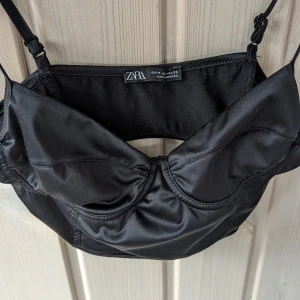 Crop top i skinn,M - Zara skinn crop top i skinn  I fint skick ytludd förkommer dock vg och se bilder