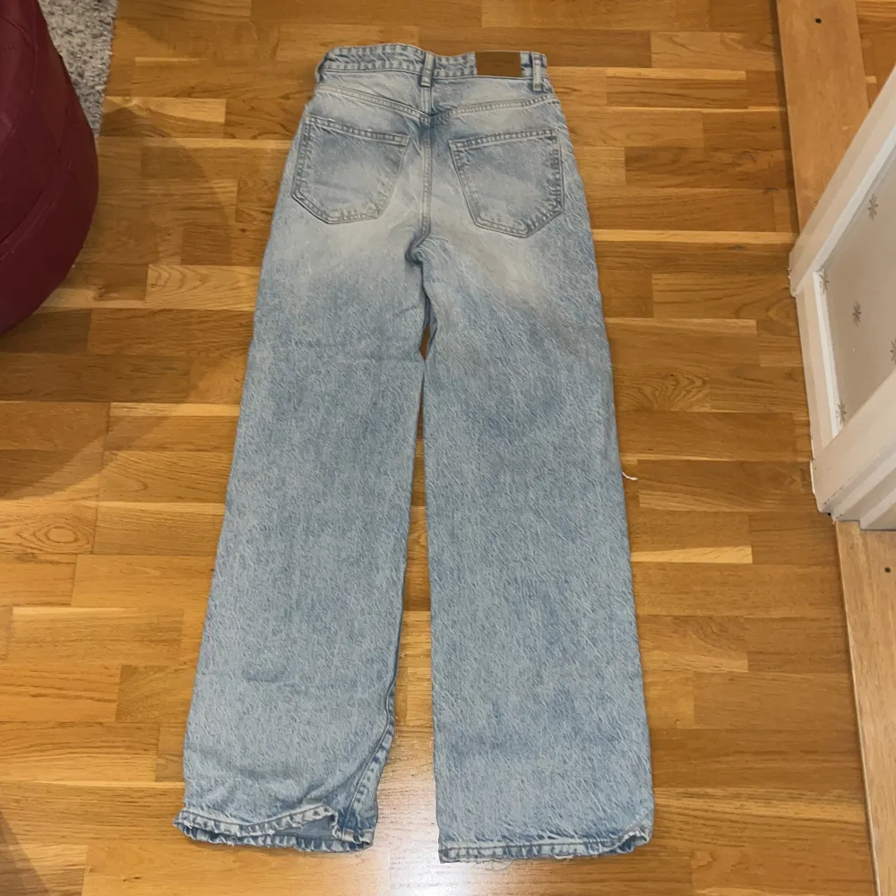 Ljusblåa högmidjade jeans i en rak modell med hål i. . Jeans & Byxor.