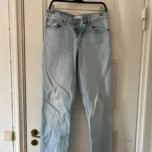 Mid waist jeans från zara i storlek 38, säljer pga de är för små! 