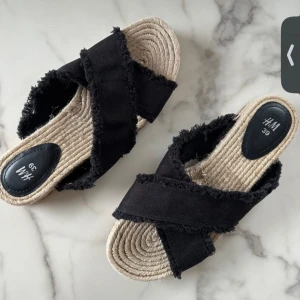 Sommar skor  - Säljer dessa jätte fina sommarskor perfekta utomlands.säljer dom så de har blivit för små. 