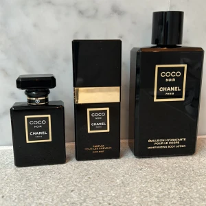 Tomma Chanel flaskor, dekoration  - Tre stycken, dekorativa