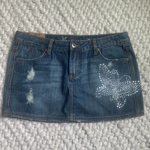 Jeans mini kjol - Super cool jeans kjol med glittriga sten detaljer och fjärilar, passar stolek M/S, köpt secondhand!❤️ Pris kan diskuteras vid snabb affär