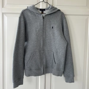 Ralph Lauren-hoodie junior XL - Sparsamt använd hoodie i juniorstorlek.  Nypris 1100 kr. 