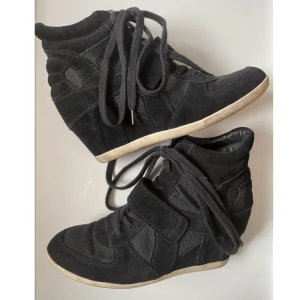 Isabel marant liknande skor - Isabel marant liknande skor i storlek 39, normala i storleken. Skorna är i fint skick, inte använda så mycket men inte nya. Vill du köpa trycker du på köp nu, jag postar inom 24h