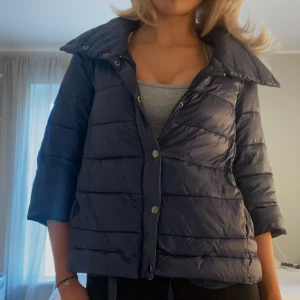 Supersöt herno liknande jacka med trekvarts armar  - Följ mig gärna då jag lägger upp liknande plagg 🌼 Säljer denna supersnygga marinblå herno liknande jackan med trekvarts armar. Den är i storlek s och i perfekt skick. Skriv gärna om du har frågor eller köp direkt via köp nu ❤️