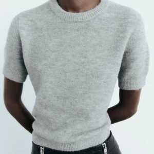 Grå stickad T-shirt  - Grå stickad T-shirt ifrån Zara. Tröjan är sällan använd och är i bra skick. Original pris:329kr