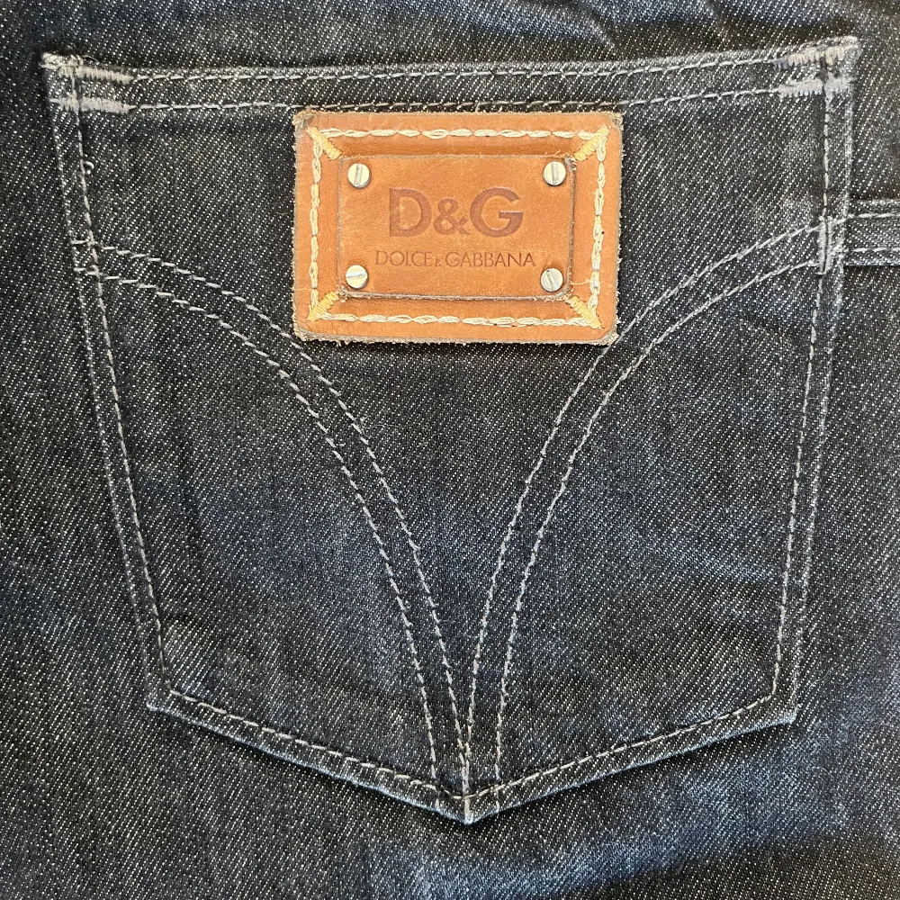 Washed jeans från Dolce & Gabbana, som nya utan några defekter. Snyggaste byxorna jag äger med massa coola detaljer, men behöver sälja då de är för små för mig:(. Jeans & Byxor.