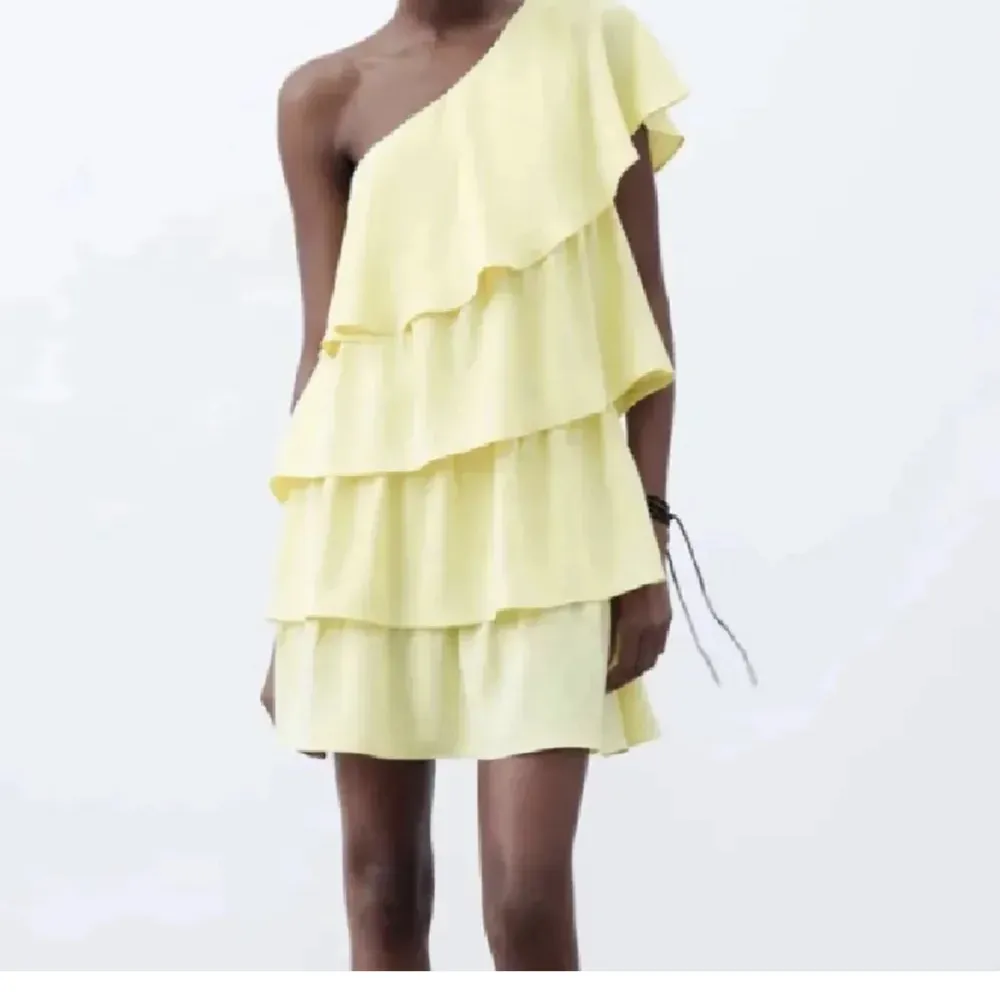 Säljer denna gula klänning från zara i storlek S:)) . Klänningar.