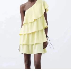 Säljer denna gula klänning från zara i storlek S:)) 