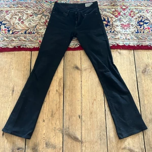 Lågmidjade jeans crocker - Säljer dessa sjukt snygga bootcut Lågmidjade jeans från crocker!